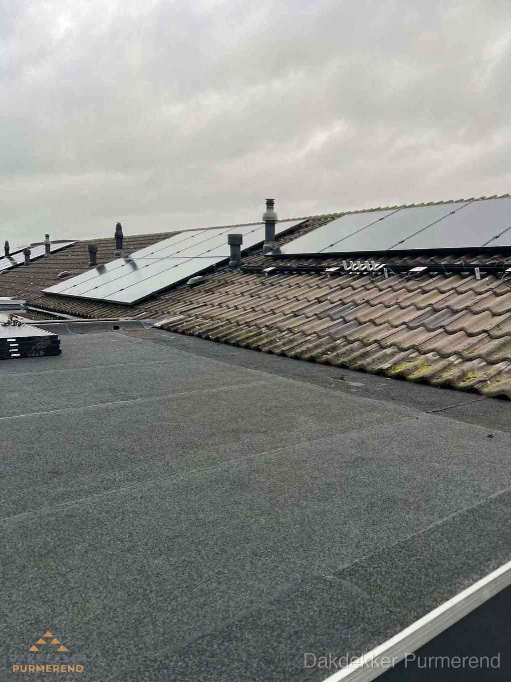 Bitumen dakbedekking op plat dak met aansluitend pannendak en zonnepanelen in Purmerend