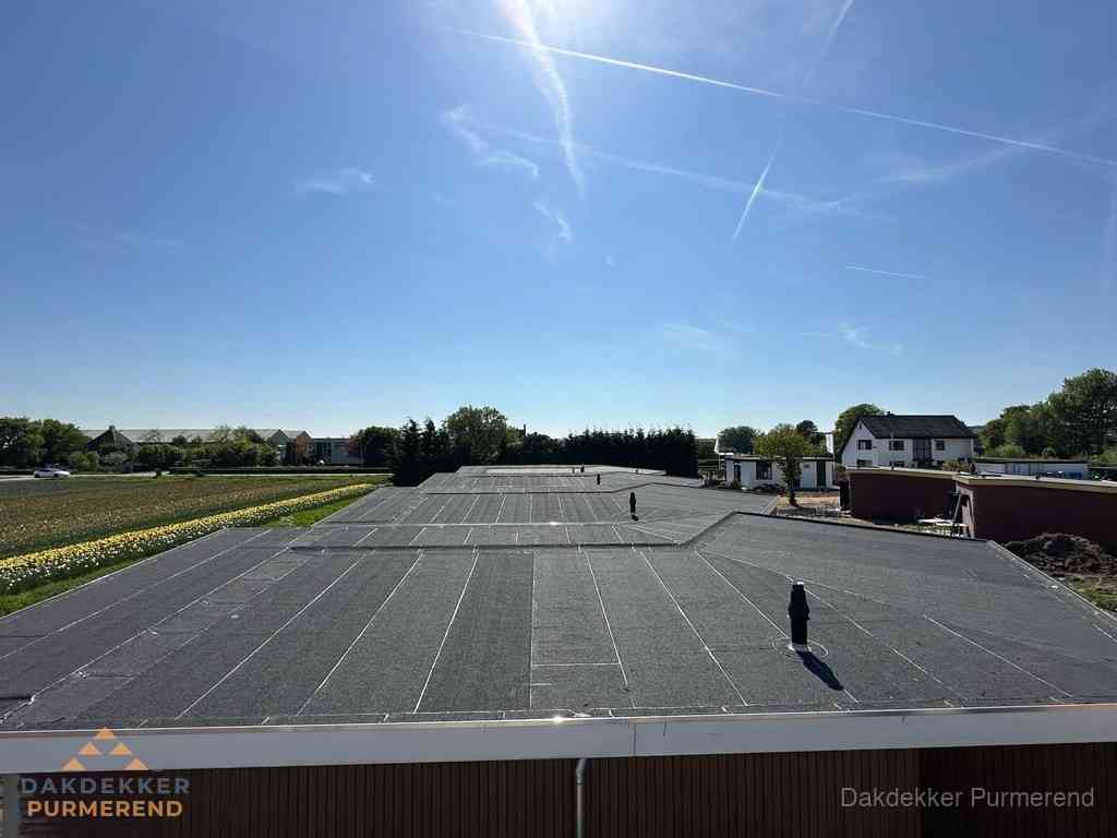 Groot plat dak met bitumen dakbedekking op bedrijfspand in Purmerend