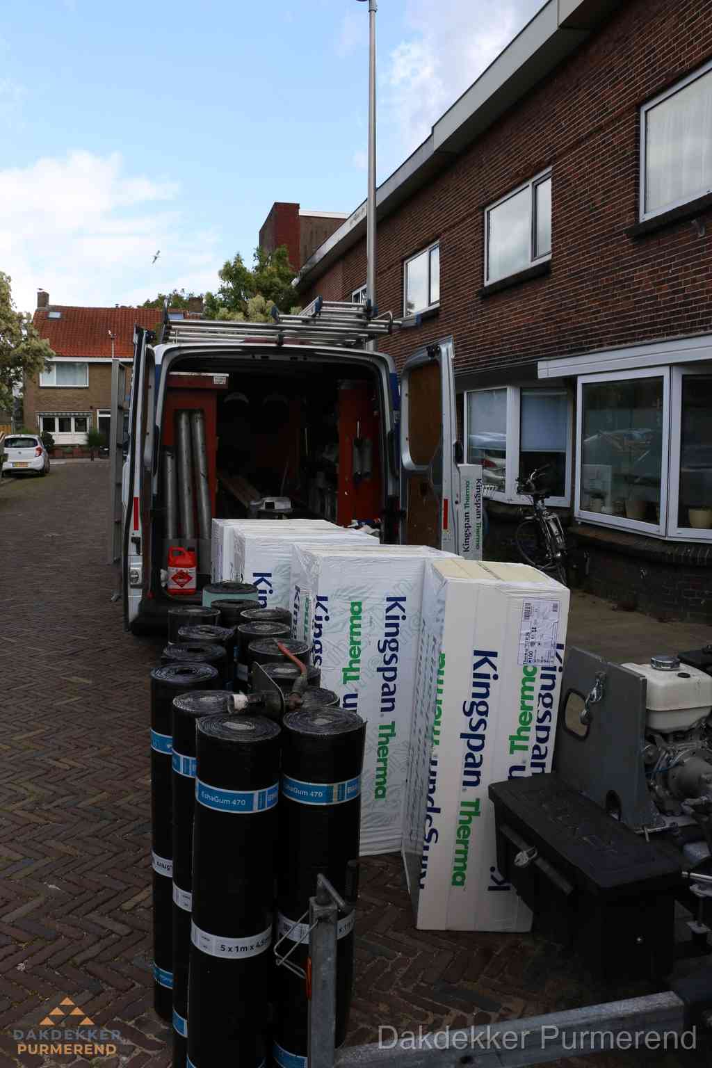 Plat dak met bitumen dakbedekking en brander in Purmerend