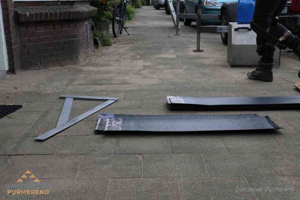Dakbedekkingsmateriaal en zinkwerk klaargelegd voor reparatie in Purmerend