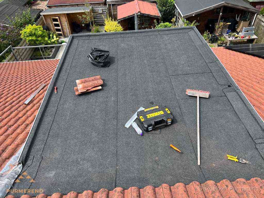 Nieuw plat dak met bitumen dakbedekking in Purmerend