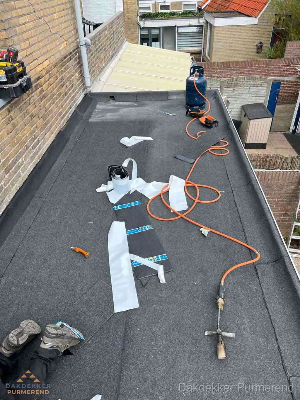 Dakdekker brengt EPDM dakbedekking aan op plat dak in Purmerend
