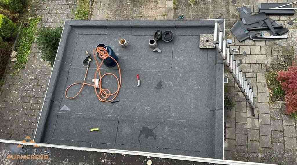 Plat dak met nieuwe bitumen bedekking in Purmerend