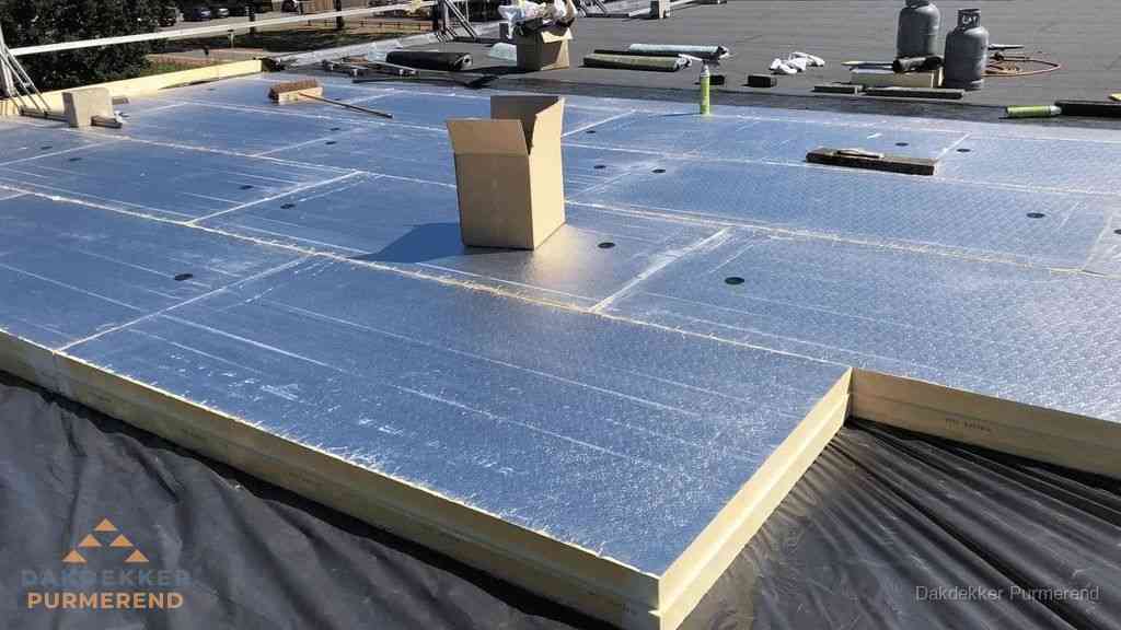 PIR isolatieplaten worden gelegd op plat dak voor dakisolatie in Purmerend