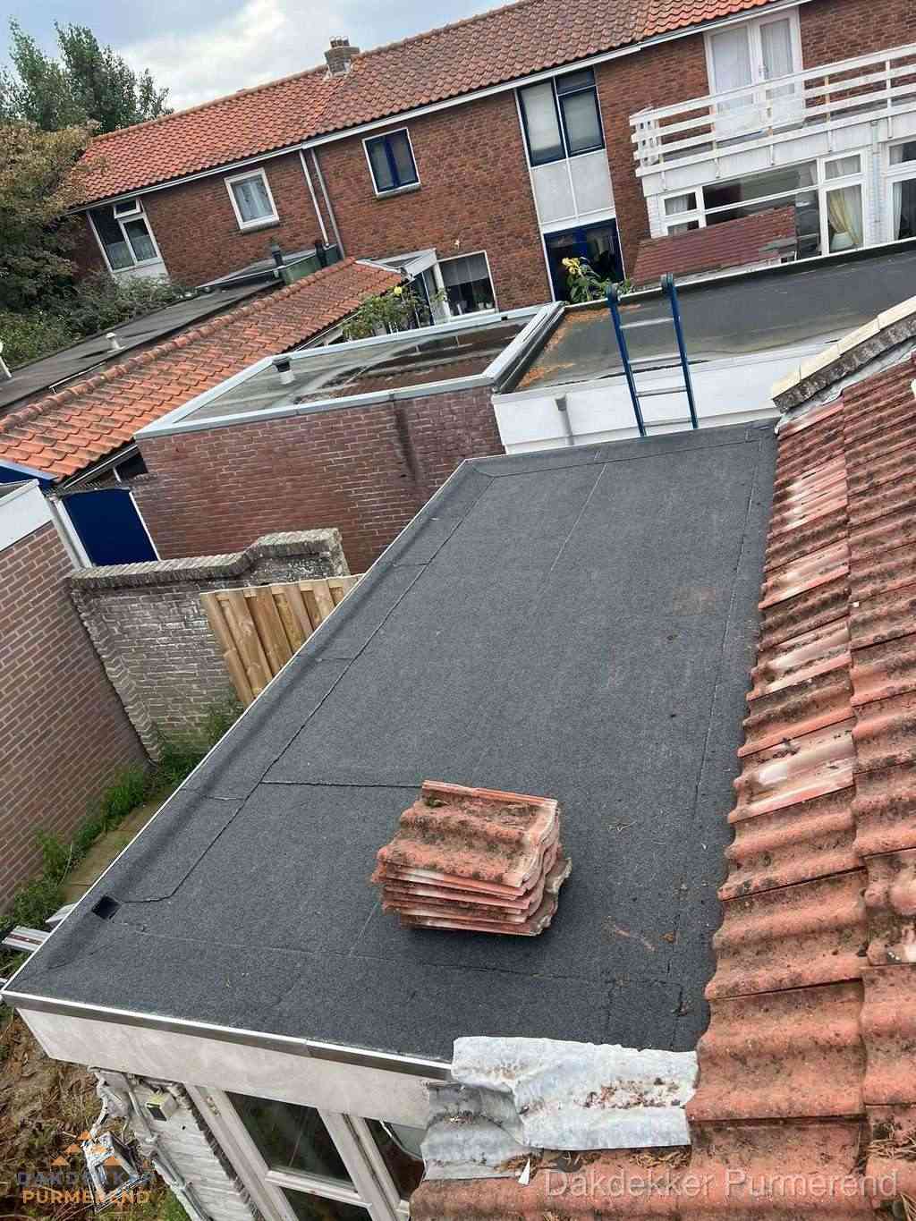 Aanbouw plat dak met reservepannen voor dakpannen vervangen in Purmerend