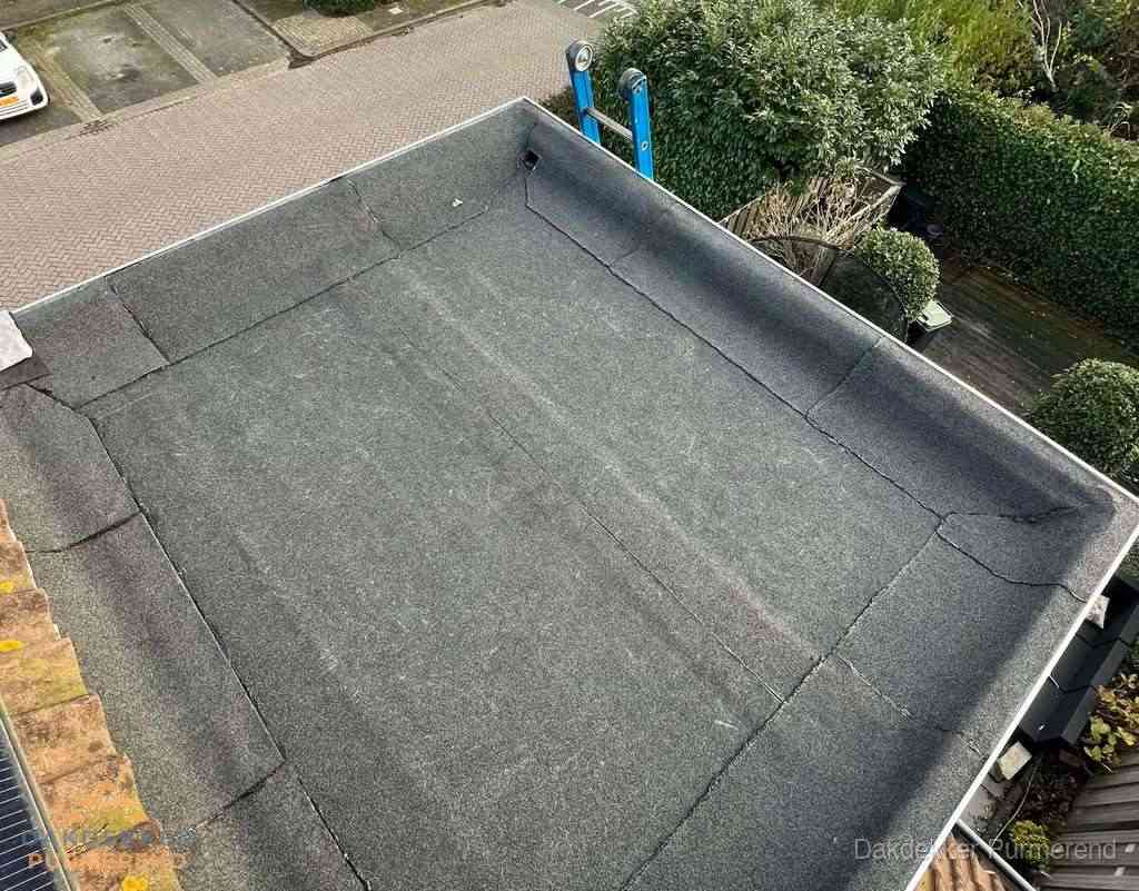Gerenoveerd plat dak met nieuwe bitumen dakbedekking in Purmerend