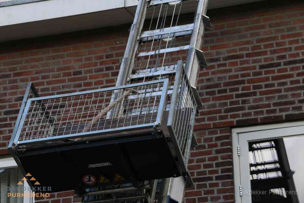 Ladderlift met dakpannen voor dakpan reparatie in Purmerend