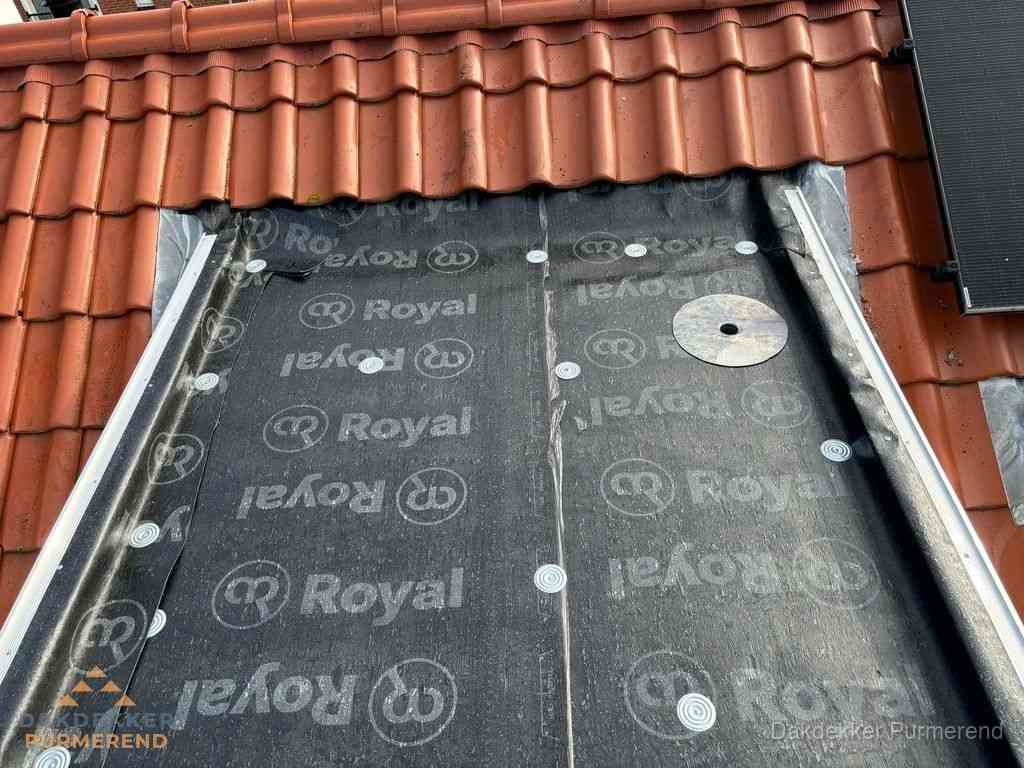 Nieuw dak met dakpannen en Royal onderlaag bij woning in Purmerend