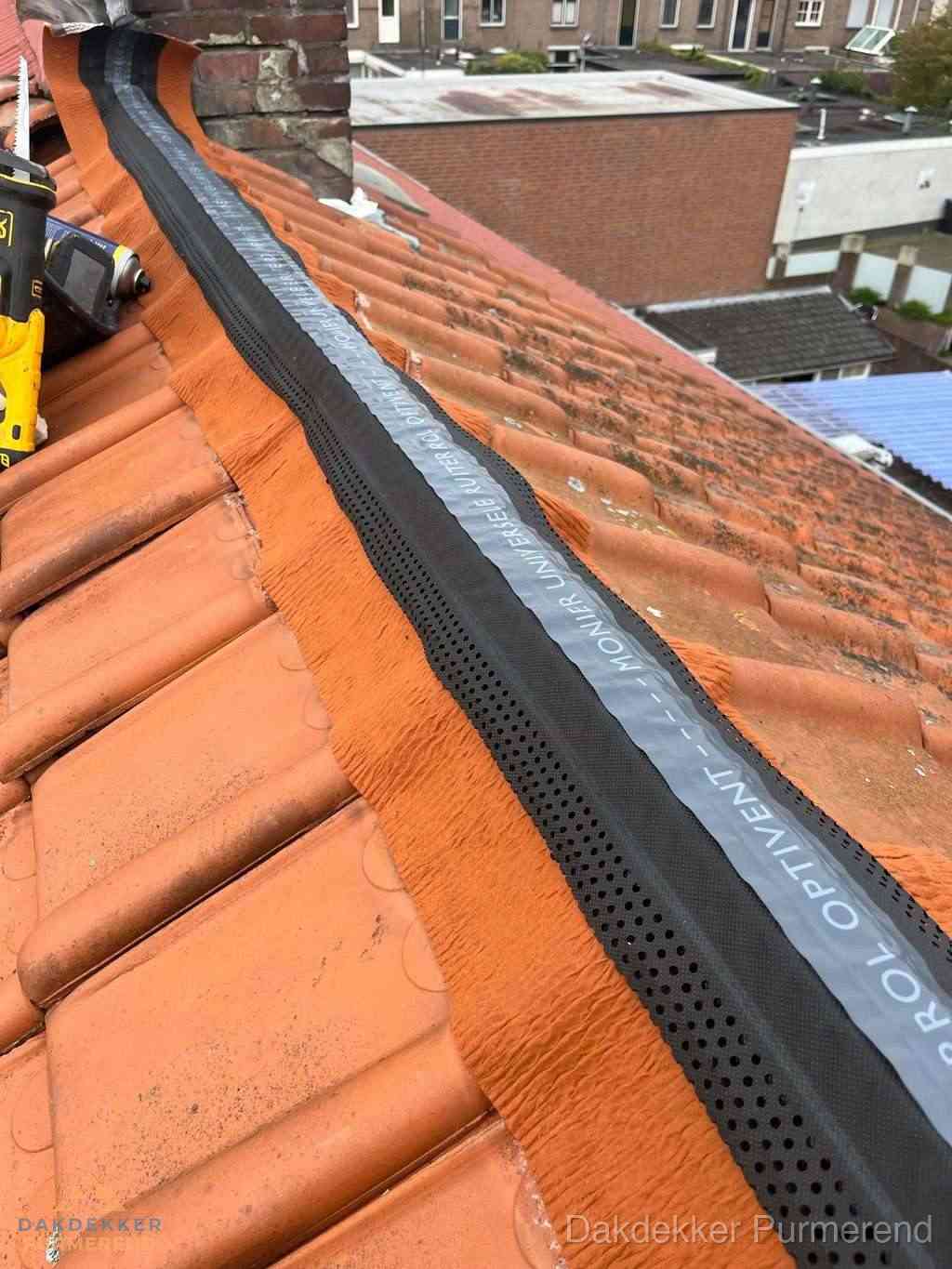 Plat dak aanbouw met bitumen naast schuin pannendak in Purmerend