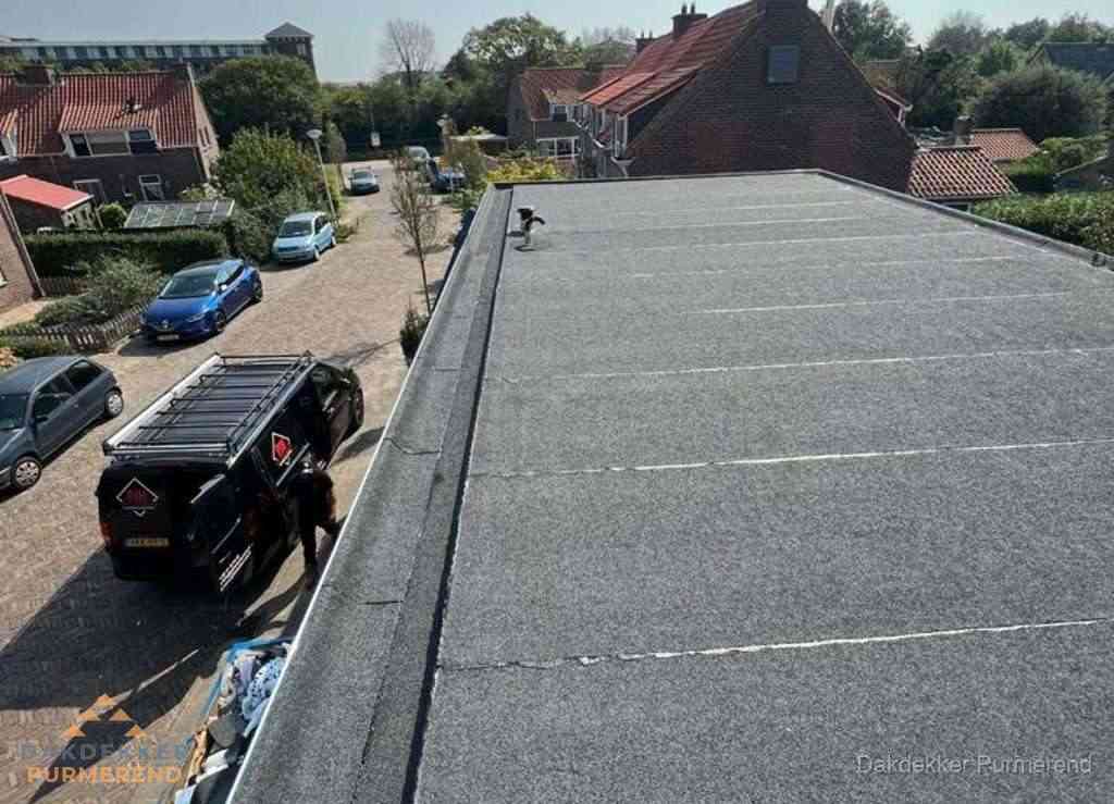 Nieuw bitumen plat dak met uitzicht over landschap in Purmerend