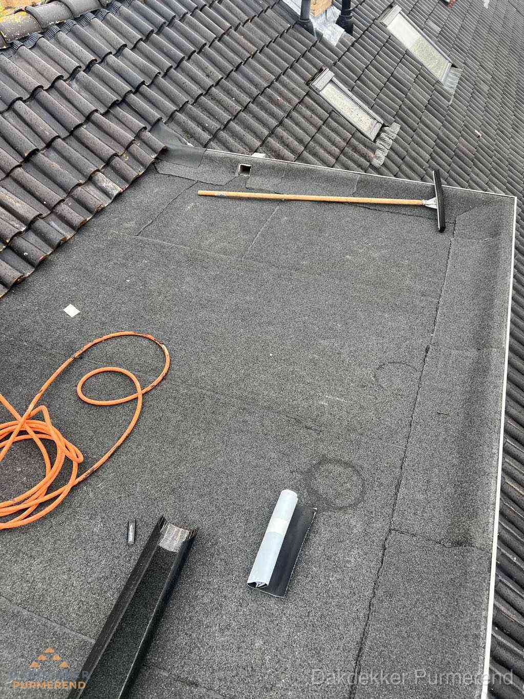 Overzicht plat dak met dakgoot in woonwijk Purmerend