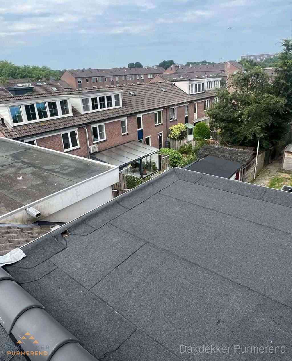 Vernieuwd plat dak met bitumen in woonwijk in Purmerend