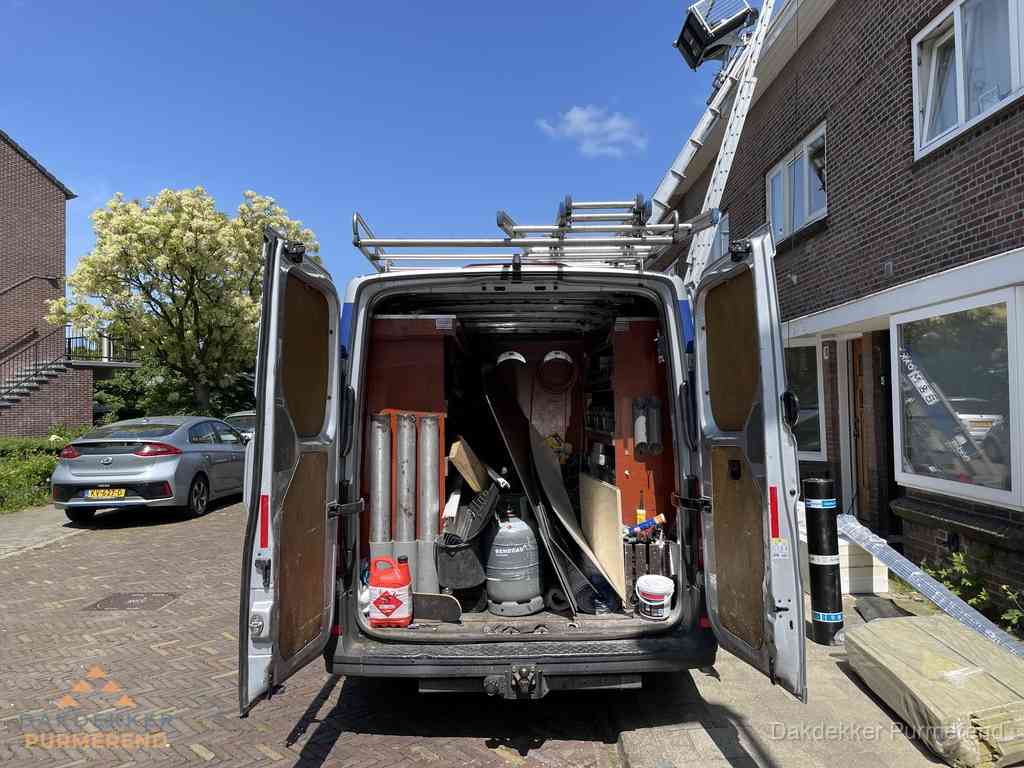 Spoed dakdekker bus met gereedschap en ladder bij woning in Purmerend