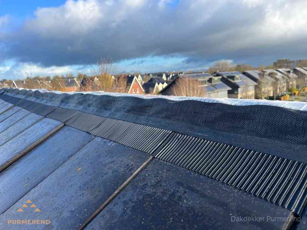 Dakisolatie bij de nok met ventilatieprofiel op schuin dak in Purmerend