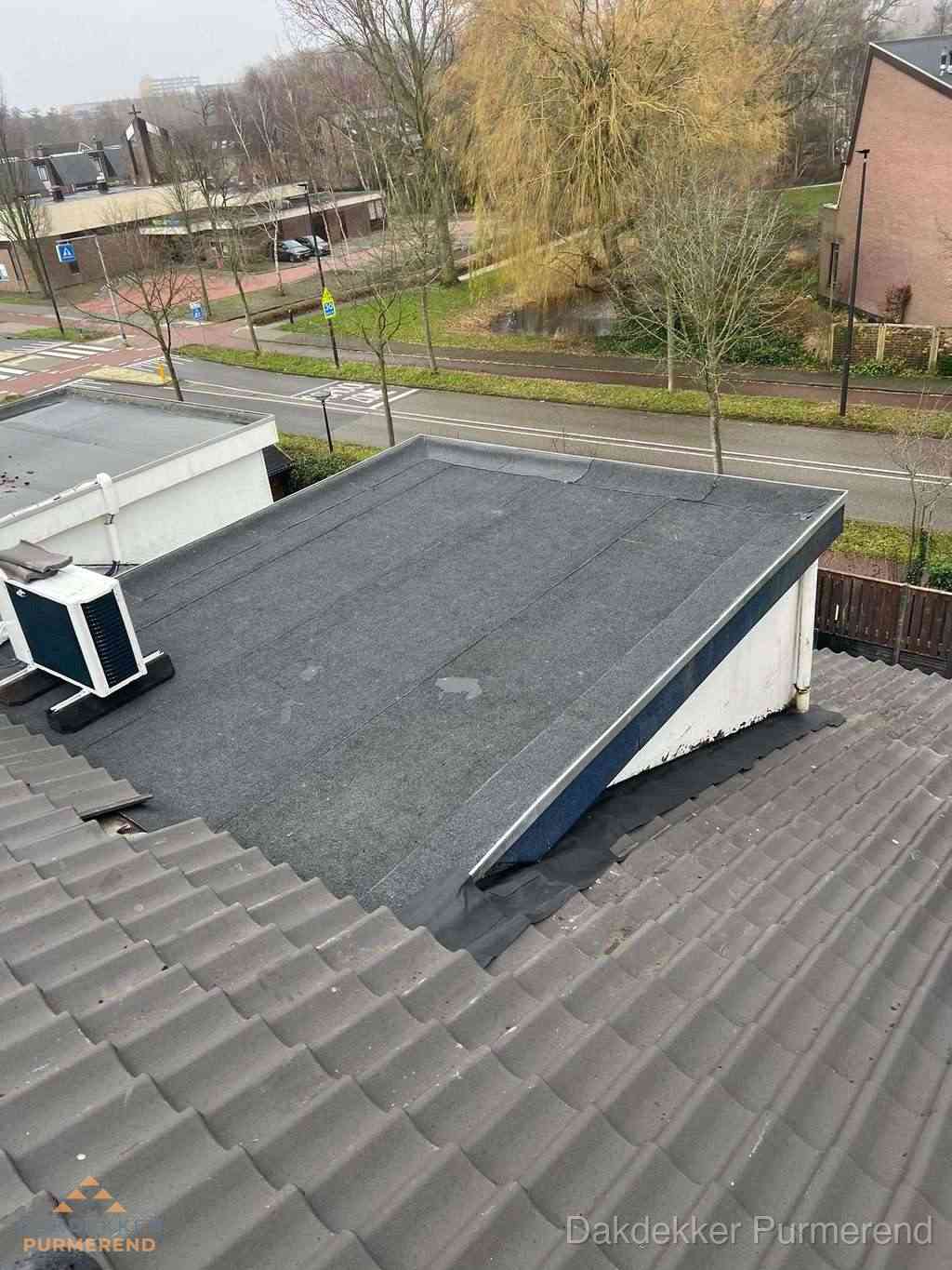 Plat dak met bitumen isolatie en dakbedekking in Purmerend