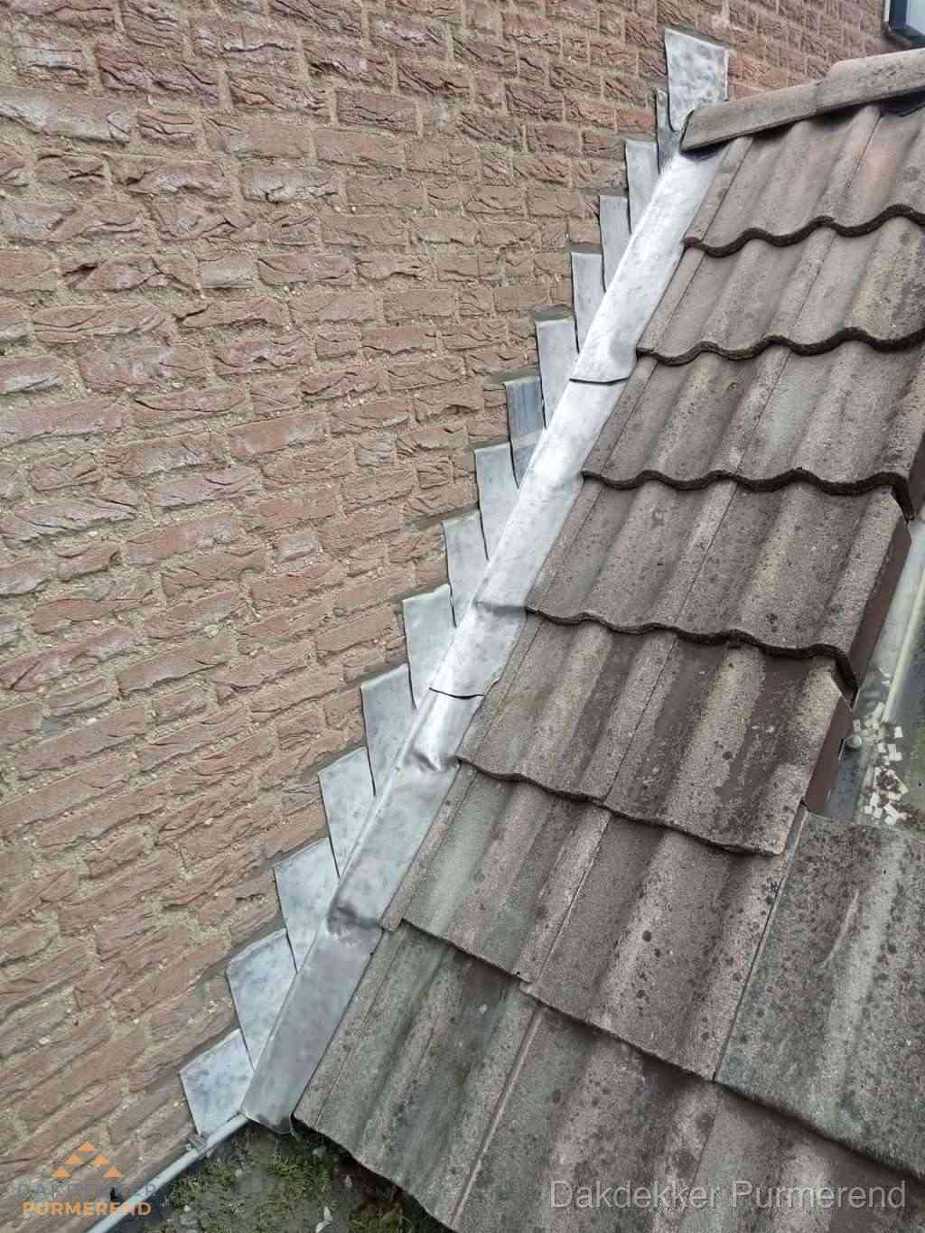 Loodslabben langs dakaansluiting bij bakstenen muur in Purmerend