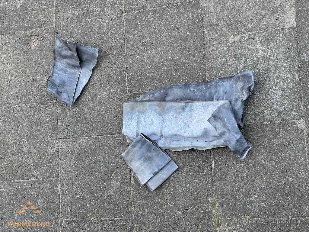Oude verwijderde loodslabben na vervanging in Purmerend